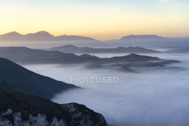 Туман, покрывающий горы во время восхода солнца в ущелье Фурло, Марке, Италия — стоковое фото