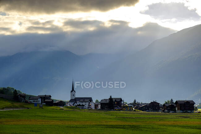 Schweiz, Wallis, Ulrichen Dorf in den Bergen bei Sonnenaufgang — Stockfoto