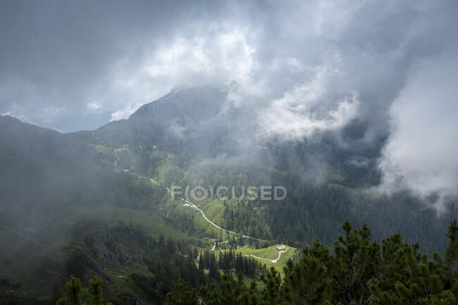 Wolken über dem Waldtal zwischen Schneibstein und Königsbergalm — Stockfoto