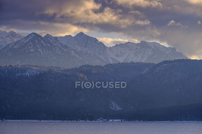 Germania, Baviera, paesaggio montano maestoso con lago Walchensee in inverno — Foto stock