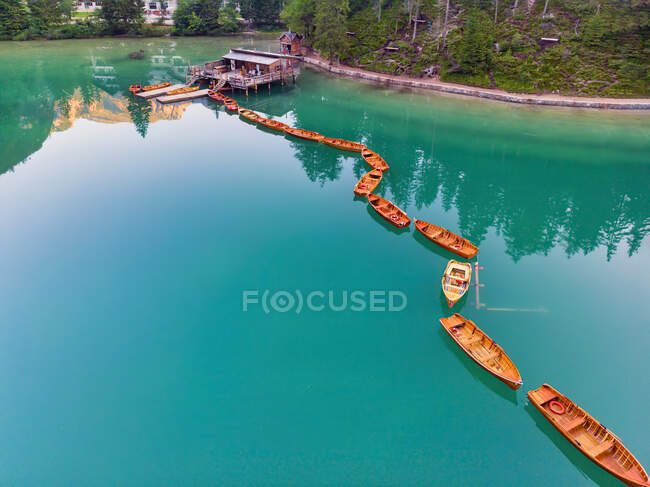 Barcos a remos atracados no lago Pragser Wildsee de cor turquesa em Dolomites, Alto Adige, Itália — Fotografia de Stock