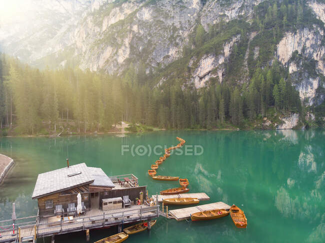 Baita in legno sul lago Pragser Wildsee di Croda del Becco nelle Dolomiti, Alto Adige, Italia — Foto stock