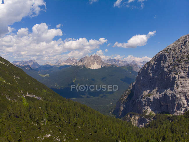 Itália, Dolomites, Veneto, Tre Cime di Lavaredo e Cadini di Misurina vistos do Lago Sorapis no verão — Fotografia de Stock