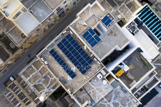 Мальта, Північний регіон, Мелліха, Повітряний вид сонячних панелей на дахи міських будинків. — стокове фото