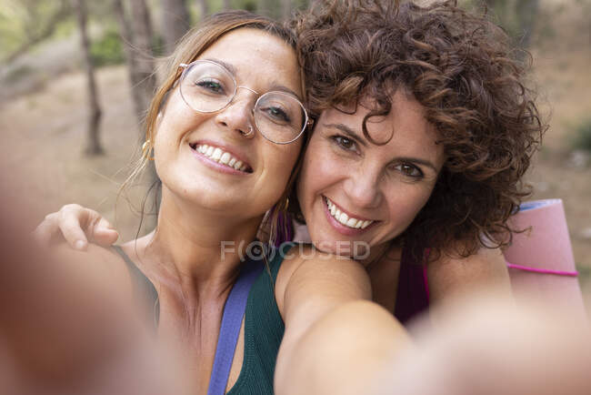 Amigos sonrientes tomando selfie juntos - foto de stock