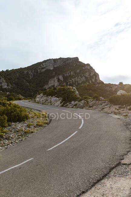 Порожня гірська магістраль в горах Тортоса-Бесеїт. — стокове фото