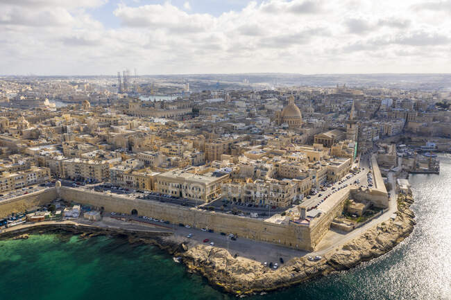 Мальта, Юго-восточный регион, Валлей, Вид с воздуха на исторический прибрежный город — стоковое фото