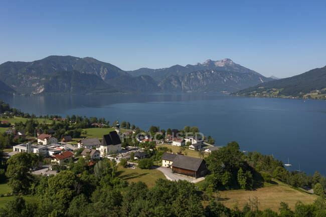 Áustria, Alta Áustria, Steinbach am Attersee, Drone vista de pequena cidade na costa do Lago Atter — Fotografia de Stock