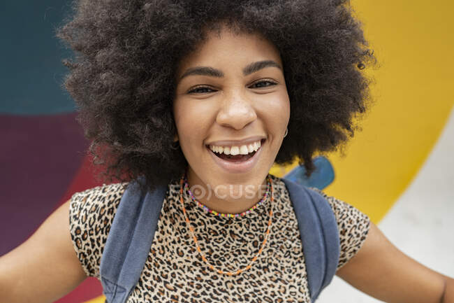 Fröhliche junge Frau mit schwarzer Afro-Frisur — Stockfoto