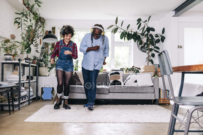 Glücklicher Vater und Tochter tanzen gemeinsam im Wohnzimmer — Stockfoto