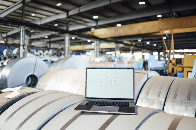 Laptop su lamiera fabbricata nell'industria — Foto stock