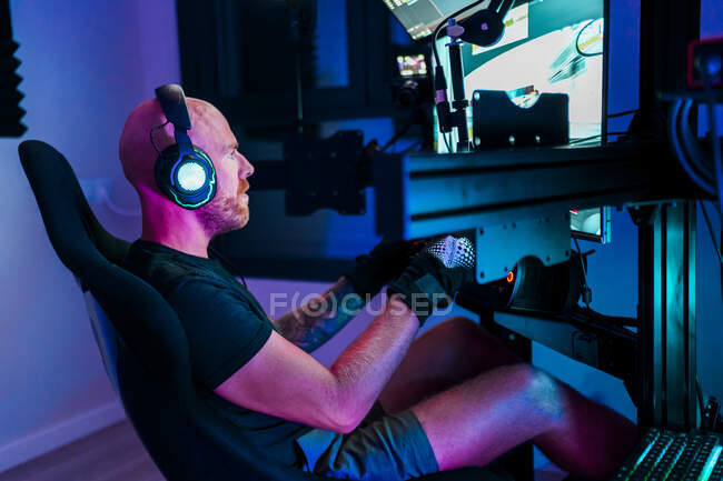 Homem careca jogando jogo no estúdio — Fotografia de Stock