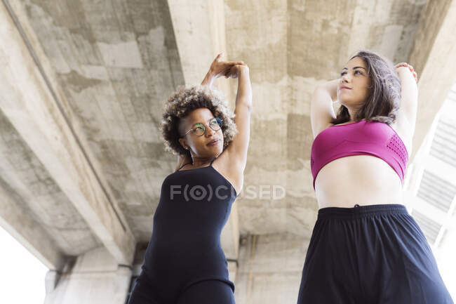 Femmina multi-etnico amici fare stretching esercizio — Foto stock