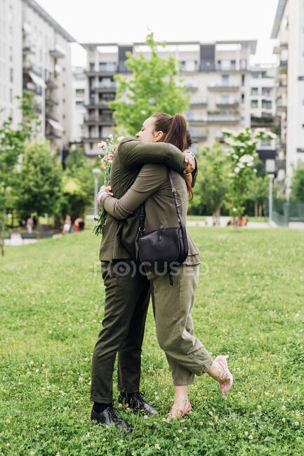 Geschäftspaar umarmt sich im Park — Stockfoto