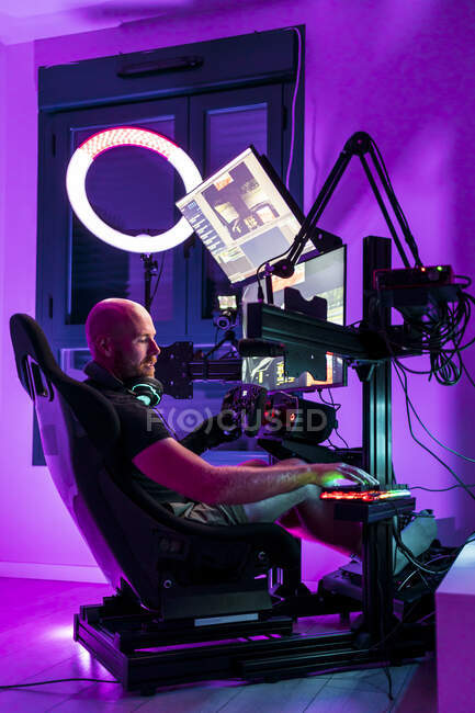 Лысый игрок играет в видеоигры в студии — стоковое фото