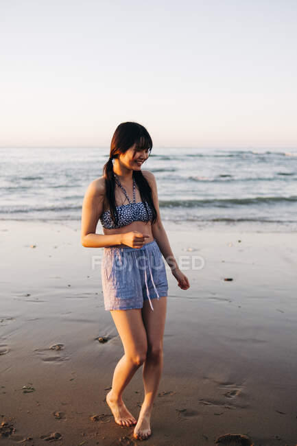 Joyeux jeune femme profiter de la plage pendant les vacances — Photo de stock