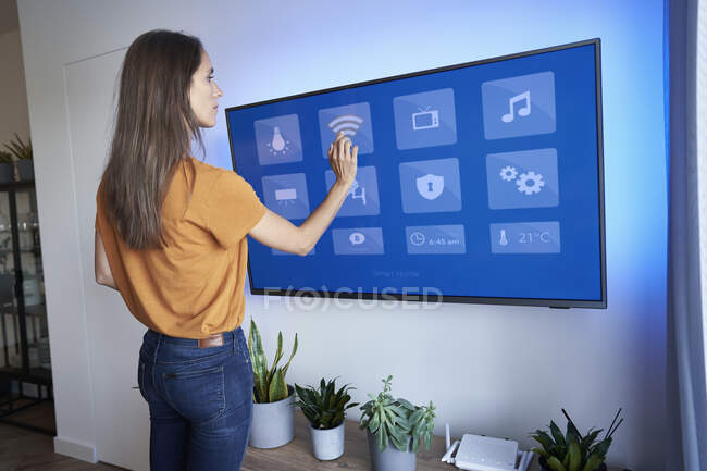 Frau berührt Ikone zu Hause im Fernsehen — Stockfoto