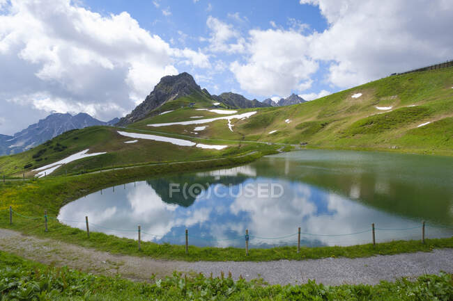 Vista panoramica del piccolo serbatoio nella valle Kleinwalsertal durante l'estate — Foto stock