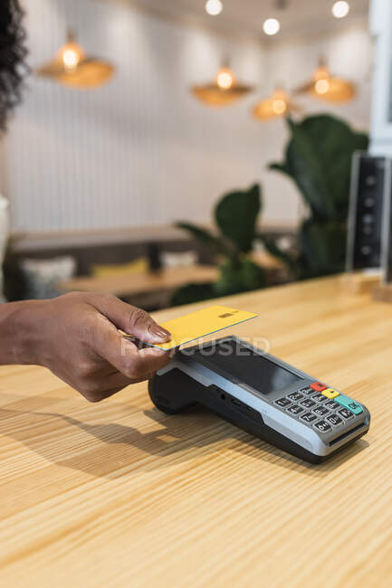 Businesswoman making payment through credit card at coffee shop — Stock Photo