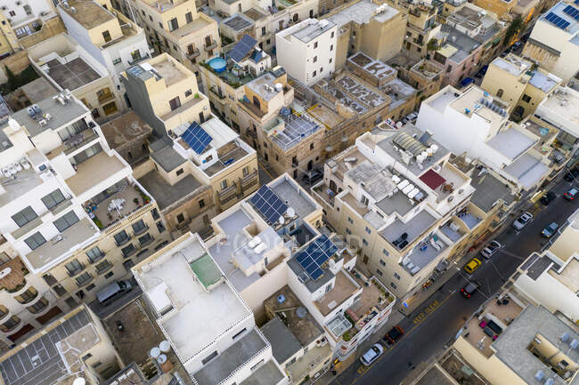 Malta, Região Norte, Mellieha, Vista aérea de painéis solares em telhados de casas da cidade — Fotografia de Stock