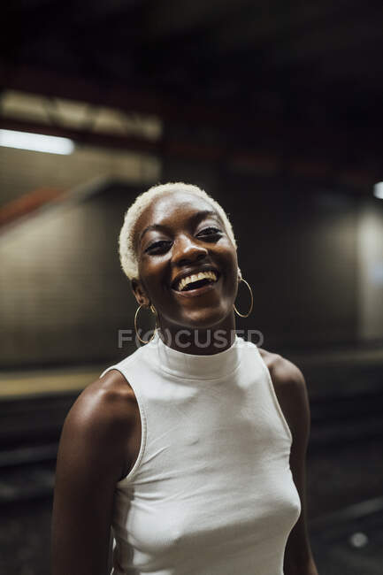 Donna allegra in piedi alla stazione della metropolitana — Foto stock
