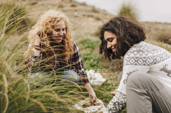 Sorridente amiche donne piantare ghiande — Foto stock