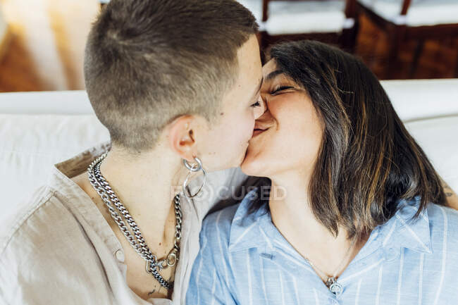 Junge lesbische Paare küssen sich zu Hause — Stockfoto