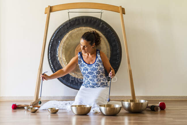 Femme thérapeute sonore jouant de la percussion Instrument en studio — Photo de stock