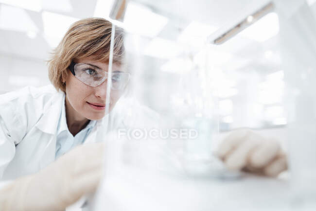 Une pharmacienne mature analyse en laboratoire — Photo de stock