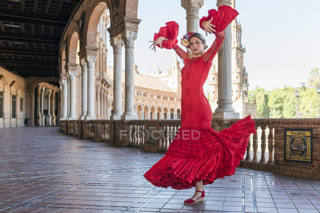 Artista femminile di flamenco che balla con le mani alzate sulla passerella di Plaza De Espana, Siviglia, Spagna — Foto stock