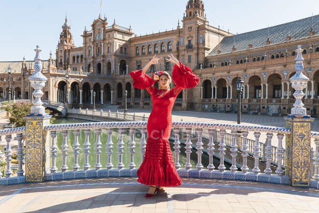 Жіночий художник фламенко танцює з піднятими руками на Плаза Де Ессана в Севільї, Іспанія в сонячний день. — стокове фото