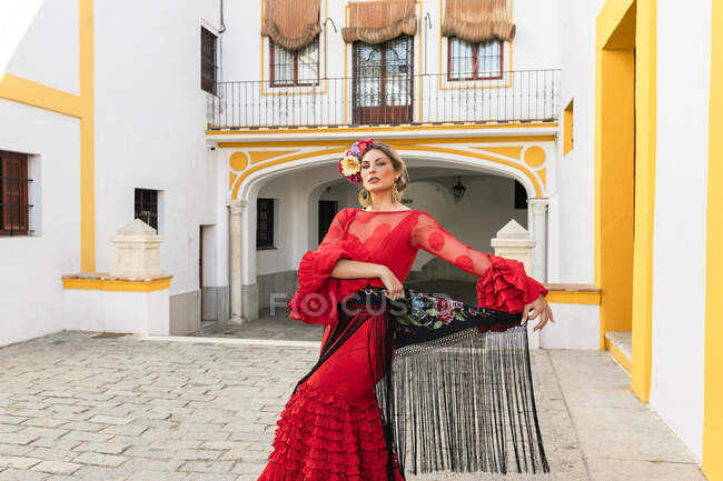 Dançarina em pé em frente à Plaza de toros de la Real Maestranza de Caballeria de Sevilla, Espanha — Fotografia de Stock