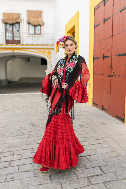 Female flamenco artist standing at Plaza de toros de la Real Maestranza de Caballeria de Sevilla, Spain — стоковое фото