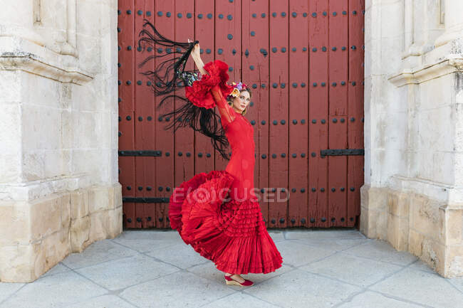 Танцующие фламенко с поднятыми дверями руками — стоковое фото
