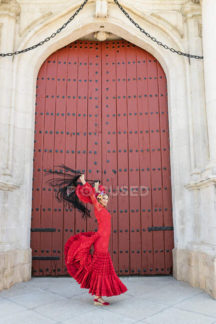 Художница фламенко с поднятыми руками танцует на тропинке — стоковое фото