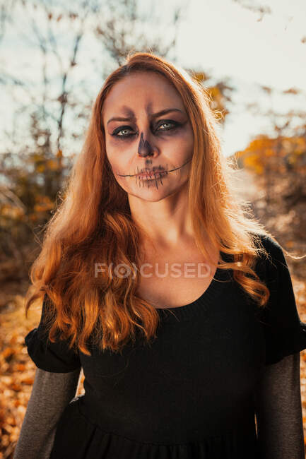 Femme avec maquillage Halloween dans la forêt — Photo de stock