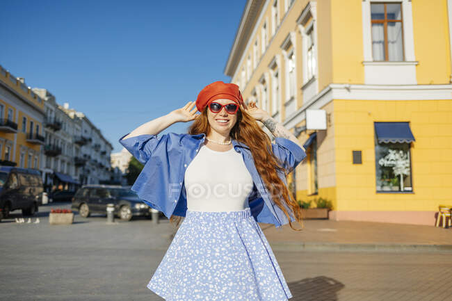 Веселая модная женщина стоит на тропинке в солнечный день — стоковое фото