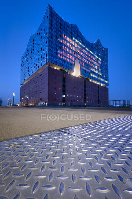 Alemania, Hamburgo, Suelo de metal frente a la sala Elbphilharmonie al amanecer - foto de stock