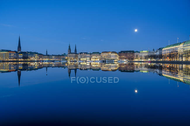 Germania, Amburgo, Lunga esposizione del lago interno di Alster all'alba presto — Foto stock