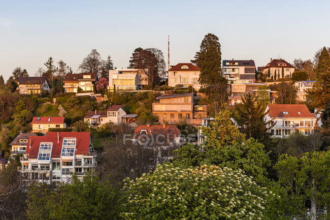 Germany, Baden-Wurttemberg, Stuttgart, Hillside villas of Haigst suburb at dusk — Stock Photo