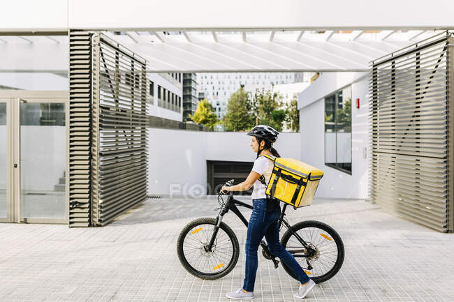 Mulher entrega pessoa rodas bicicleta no caminho — Fotografia de Stock