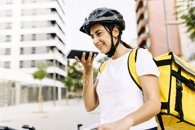 Sorrindo mulher de parto falando no telefone celular na cidade — Fotografia de Stock