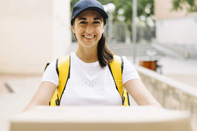 Mulher de parto sorridente com tampa segurando correio — Fotografia de Stock