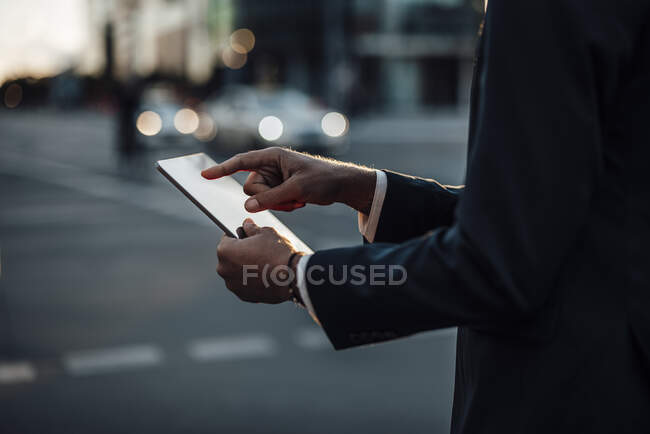 Freiberufler mit digitalem Tablet auf der Straße — Stockfoto