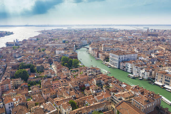 Itália, Veneto, Veneza, Vista aérea do Grande Canal e Dorsoduro distrito no verão — Fotografia de Stock