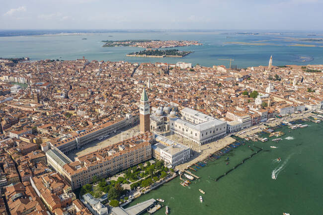 Italy, Veneto, Venice, Aerial view of Piazza San Marco with Doges Palace and Saint Marks Campanile — Stock Photo