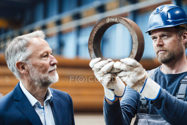 Apparecchiature di controllo professionali maschili con manager in fabbrica — Foto stock
