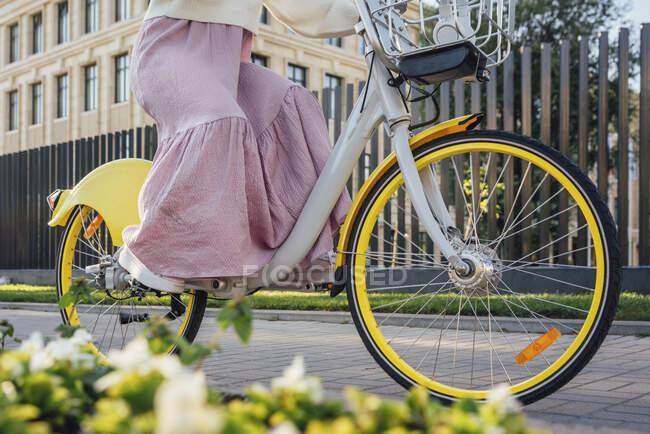 Жінка їде на велосипеді пішки — стокове фото