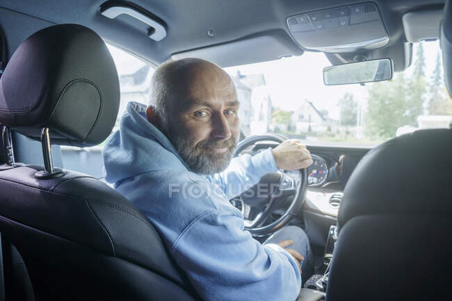 Sorrindo homem maduro carro de condução — Fotografia de Stock