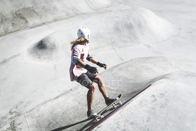 Patinage sportif au skateboard park pendant la journée ensoleillée — Photo de stock